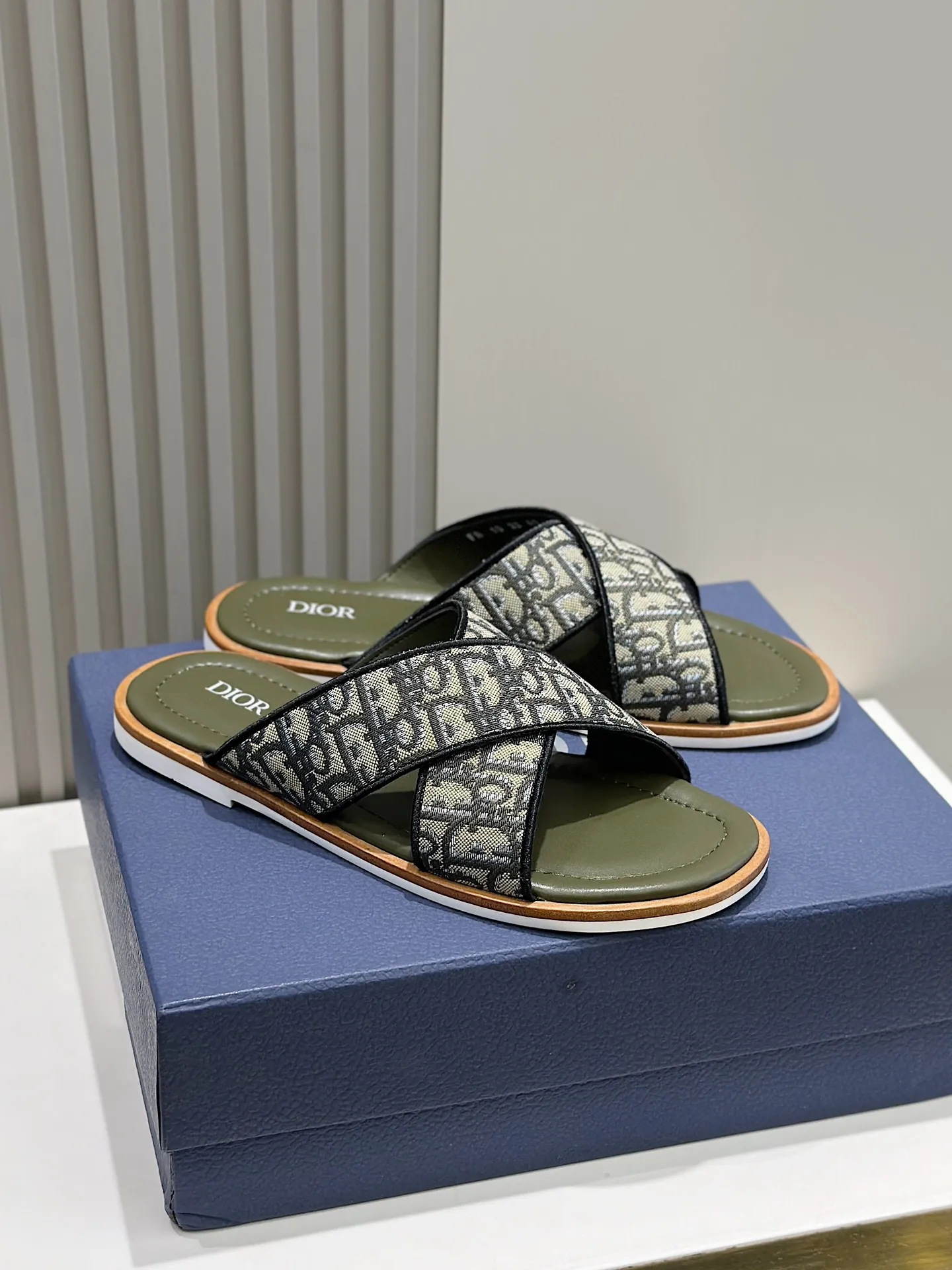P320 [DIOR] Size 39-44 (38.45 custom-made) 2024ss Dior’s latest men’s slippers are a must-have. Dior Alias ​​Men's Genuine Leather Slippers This summer new Alias ​​sandal embodies a casual and elegant style. Carefully crafted from grained cow leather and Oblique printed fabric, with cowhide lining! Cross-strap design with metal-clad brass CD Diamond logo. The imported cowhide leather and rubber sole adds sophistication and comfort, while Oblique print-effect anti-slip panels add style.